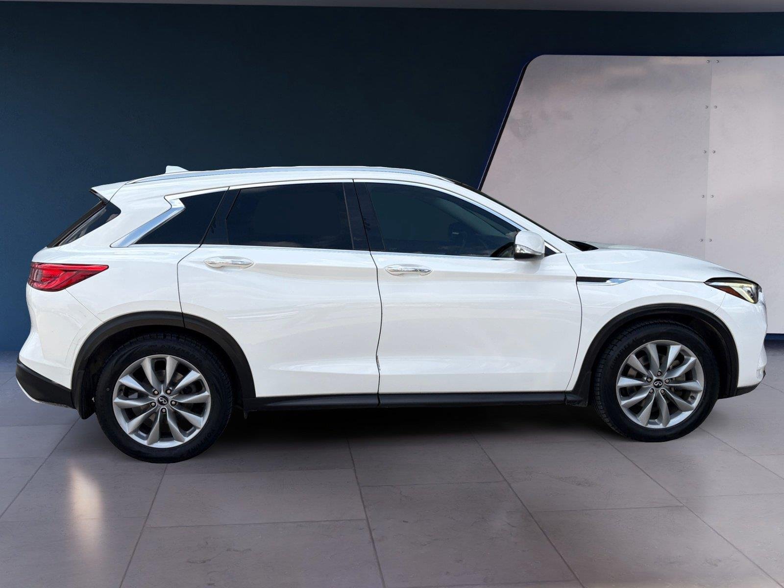 Used 2019 Lunar White INFINITI LUXE image 6