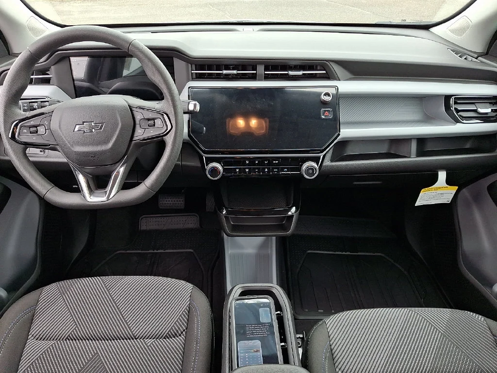 New 2027 Summit White Chevrolet LT image 10