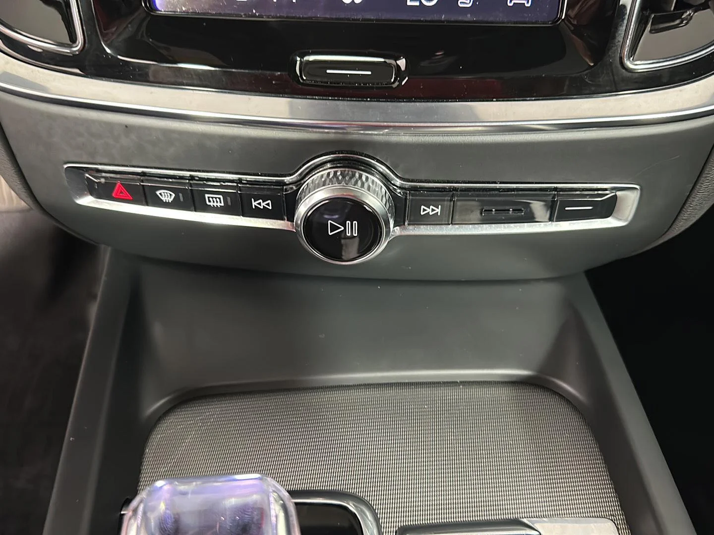 Used 2024 Onyx Black Metallic Volvo Plus Black Edition image 33