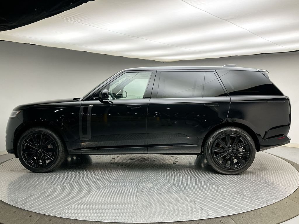 New 2027 Santorini Black Metallic Land Rover SE image 2