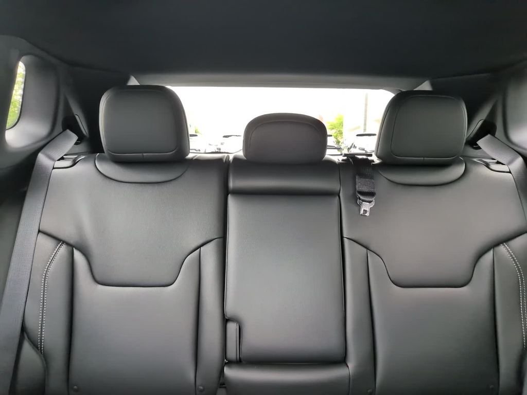 New 2026 Bright White Clear-Coat Exterior Paint Jeep Limited image 26