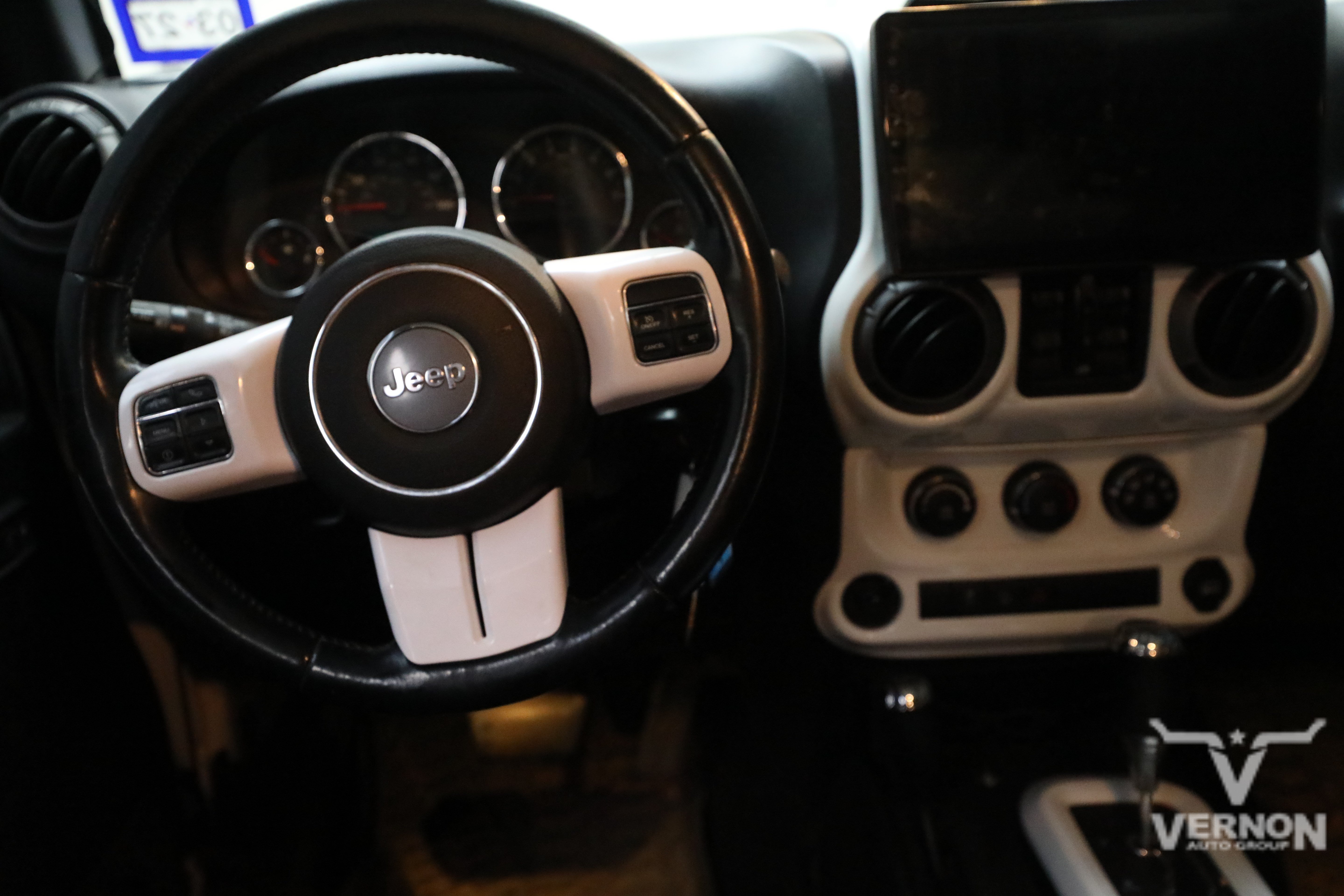 Used 2015 Bright White Clearcoat Jeep Y image 8