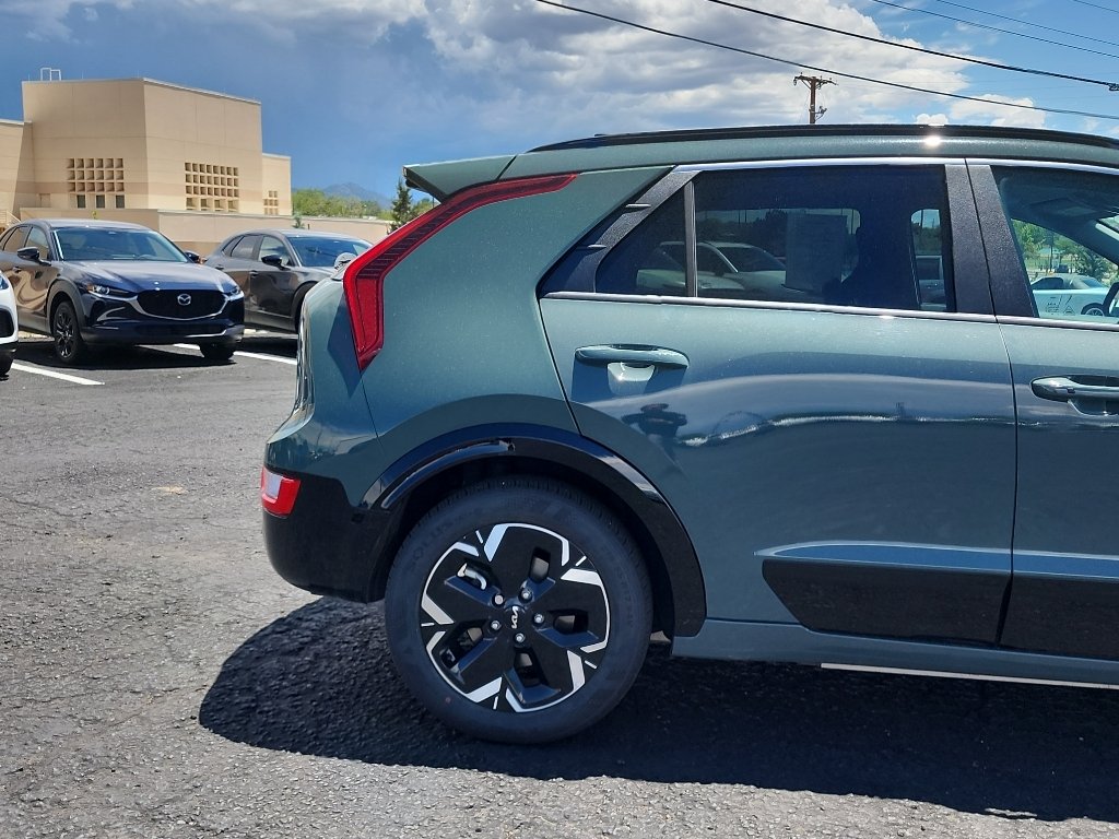 Used 2023 Cityscape Green Kia Wind image 5