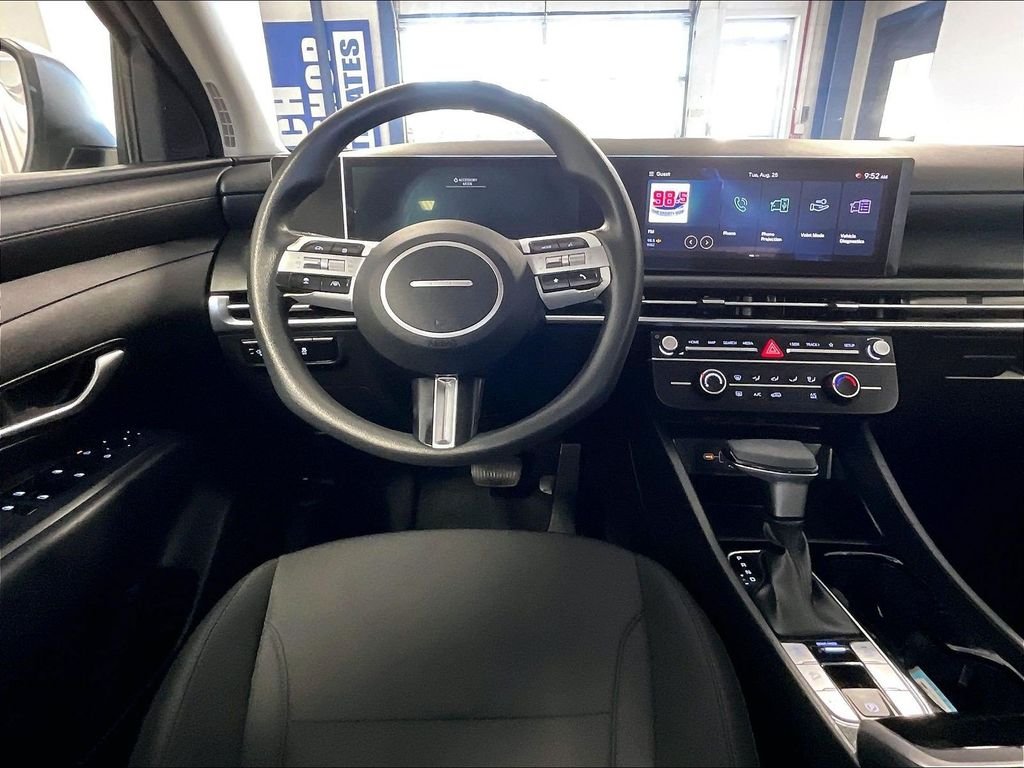 Used 2025 Silver Hyundai SE image 17