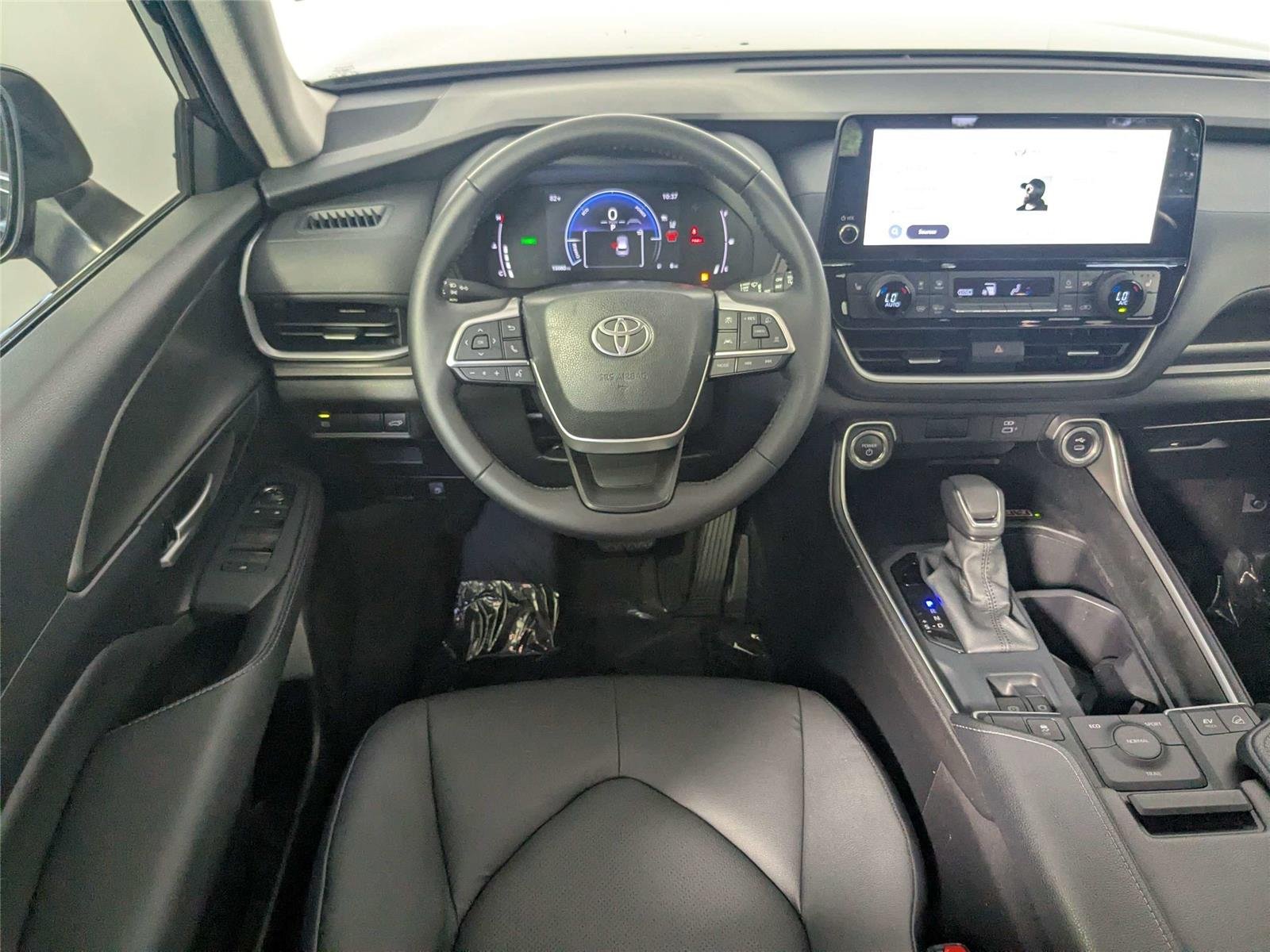 Used 2025 Midnight Black Metallic Toyota XLE image 39