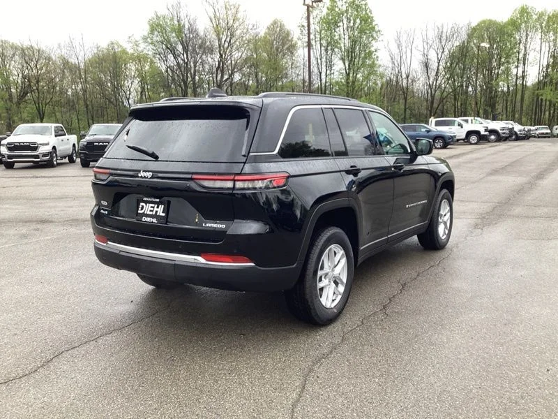 New 2026 Diamond Black Crystal Pearl-Coat Exterior Paint Jeep Laredo image 7