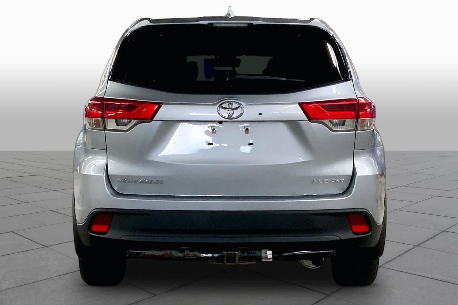 Used 2018 Celestial Silver Metallic Toyota XLE image 5