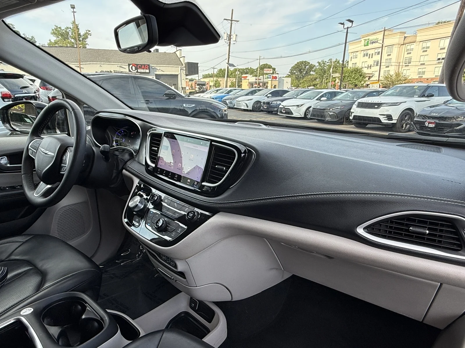 Used 2024 Brilliant Black Crystal Pearlcoat Chrysler Hybrid Select image 38