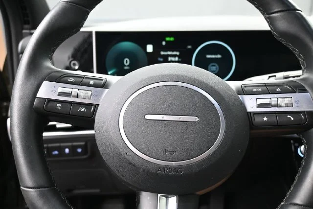 Used 2025 Green Hyundai Limited image 18