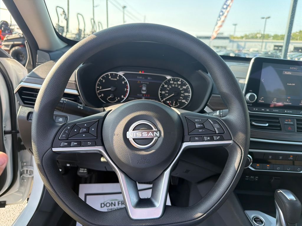 Used 2025 White Nissan 2.5 SV image 17