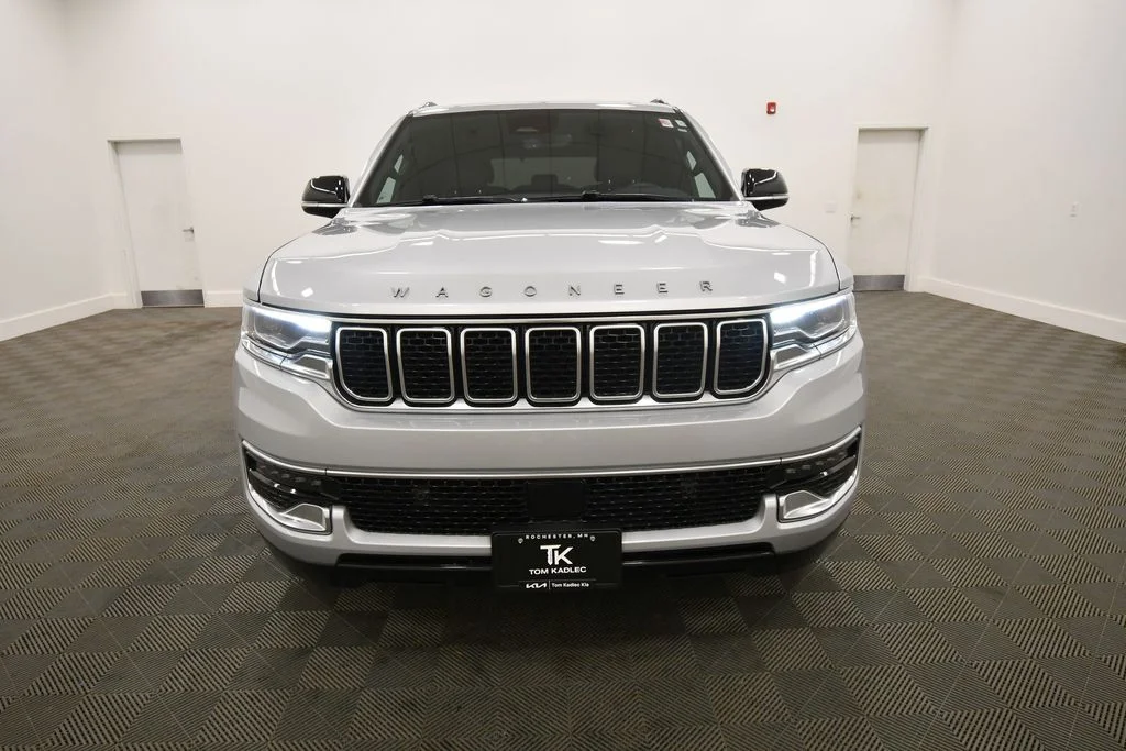 Used 2024 Silver Jeep Base image 11