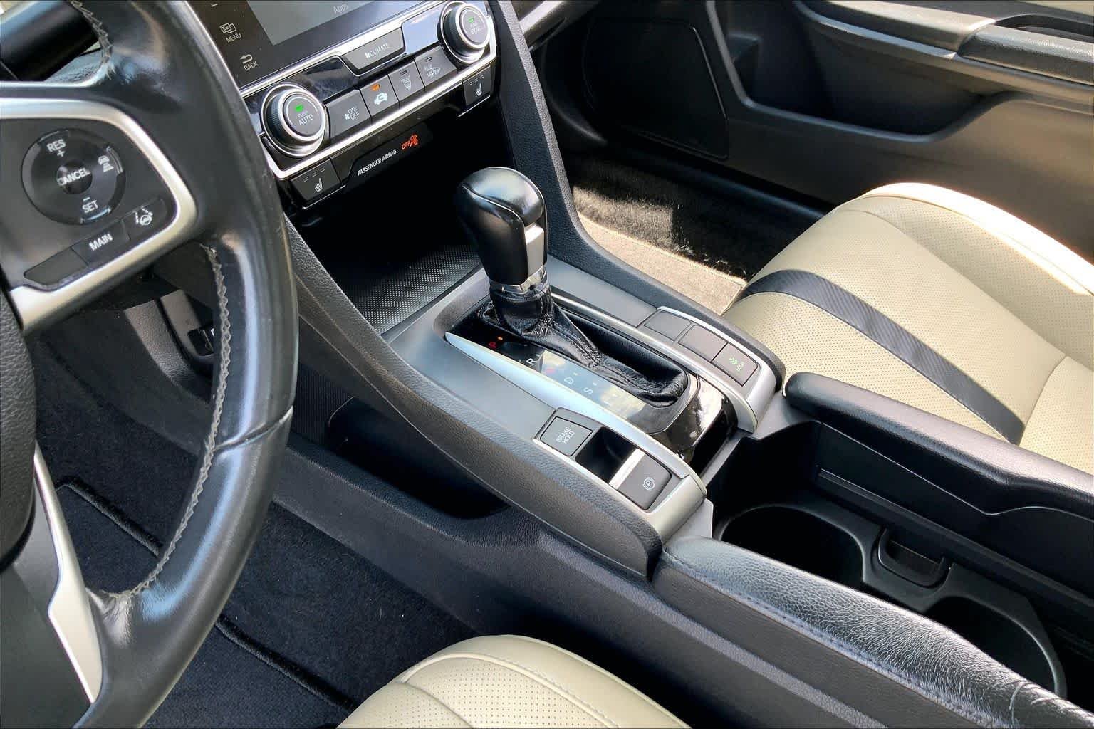 Used 2017 Lunar Silver Metallic Honda Touring image 13
