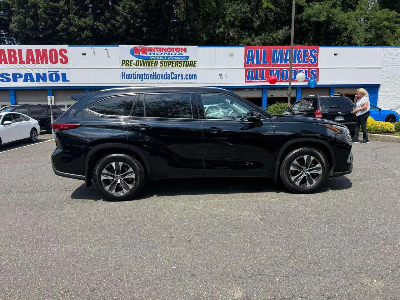 Used 2020 Midnight Black Metallic Toyota XLE image 9