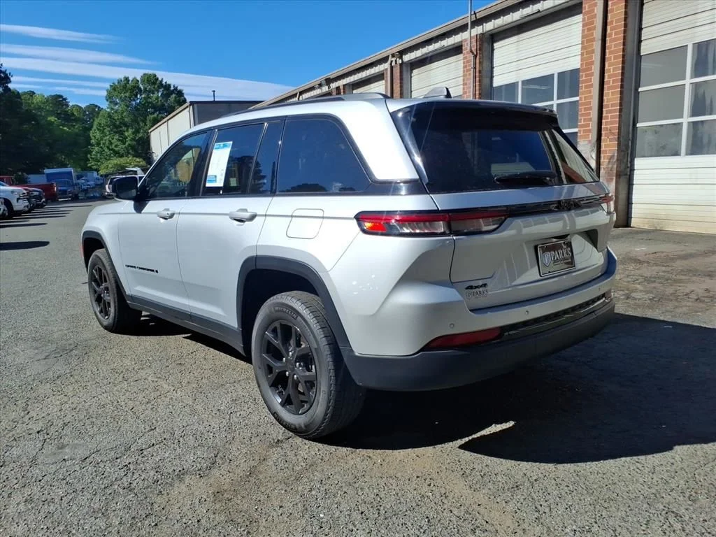 Used 2025 Silver Jeep Altitude image 35