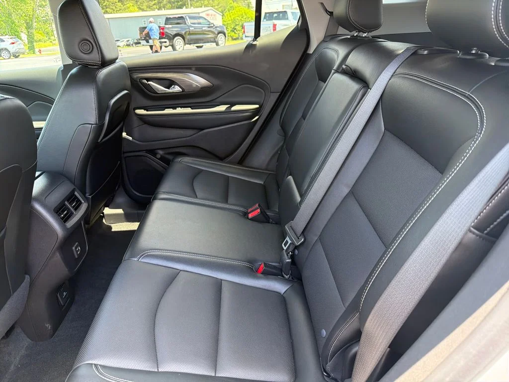 Used 2024 White GMC SLT image 26