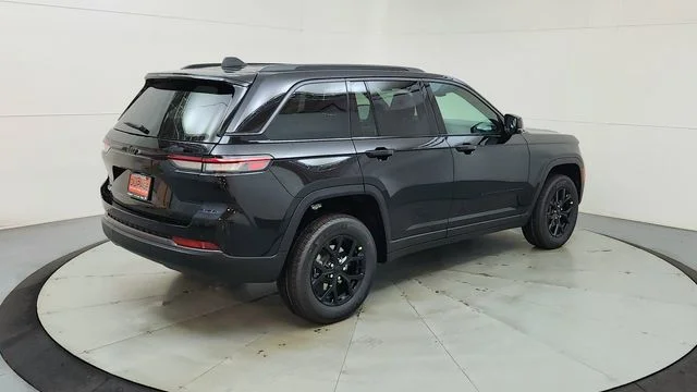 New 2026 Diamond Black Crystal Pearlcoat Jeep Altitude image 10