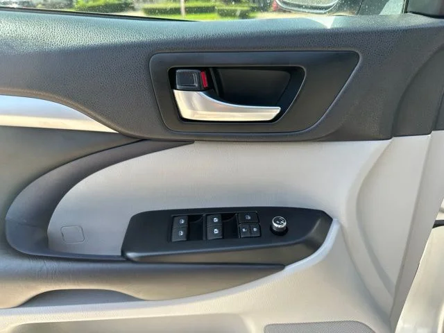 Used 2019 Silver Toyota XLE image 18