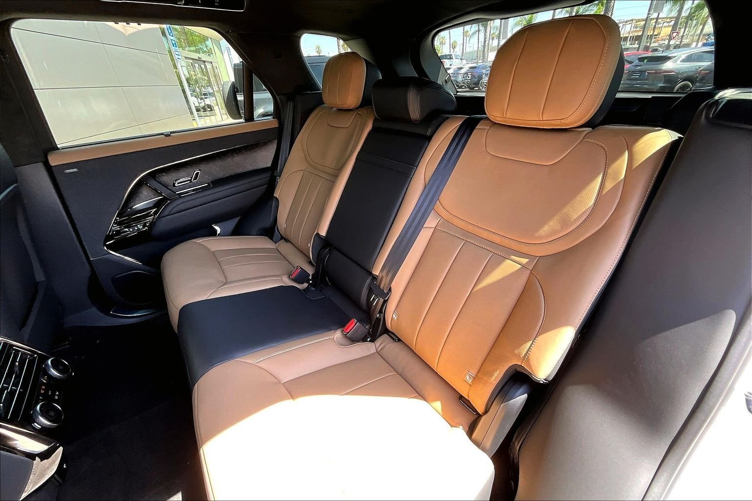New 2026 Ostuni Pearl White Land Rover Autobiography image 10