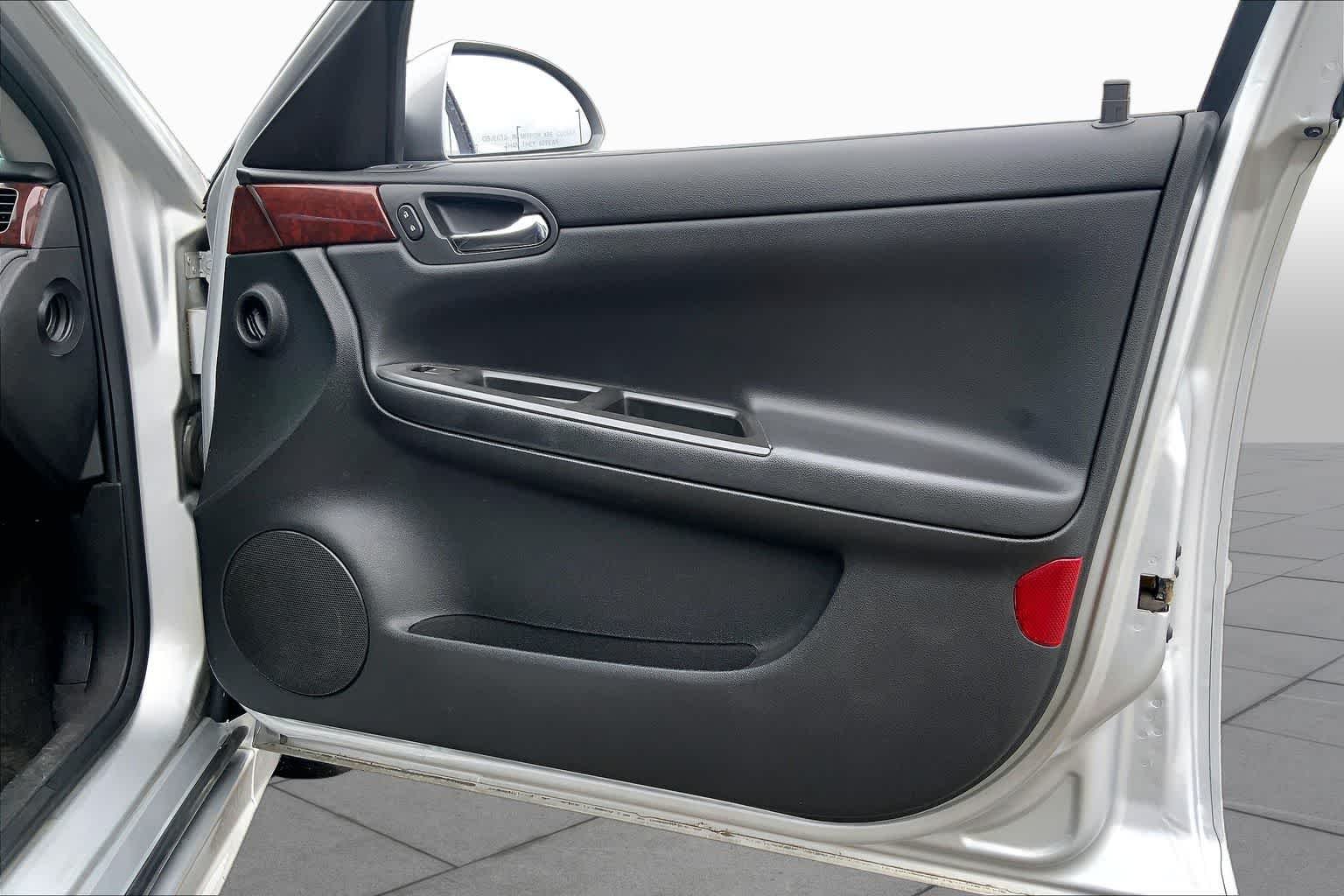 Used 2010 Silver Ice Metallic Chevrolet LT image 22