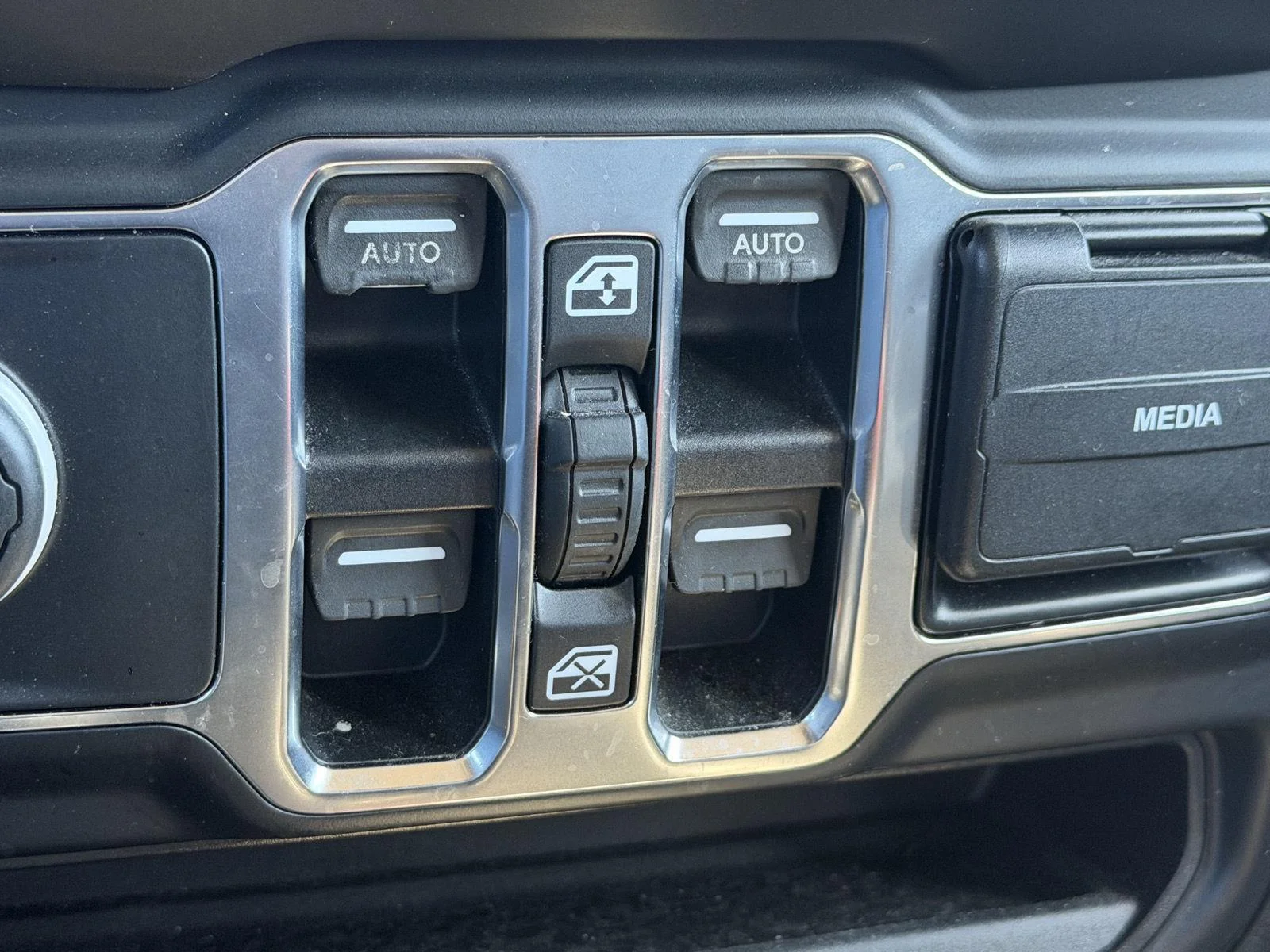Used 2019 Hellayella Jeep Sahara image 10