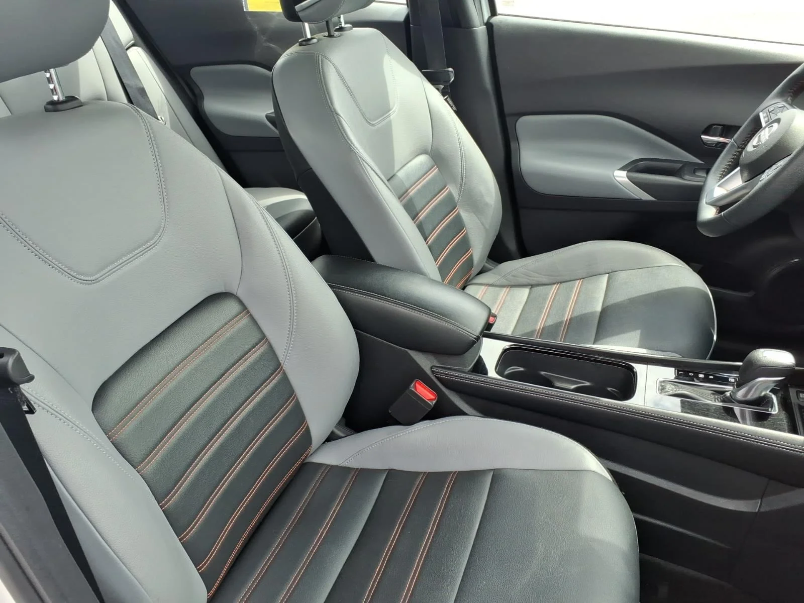 Used 2024 Aspen White Nissan SR image 16