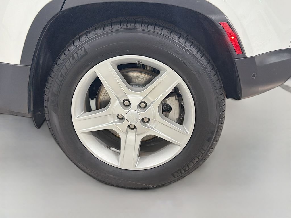 Used 2021 White Land Rover SE image 34