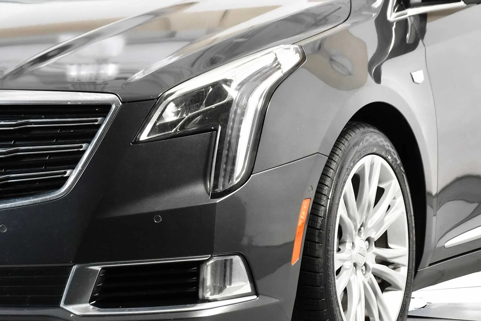 Used 2018 Phantom Gray Metallic Cadillac Luxury image 9