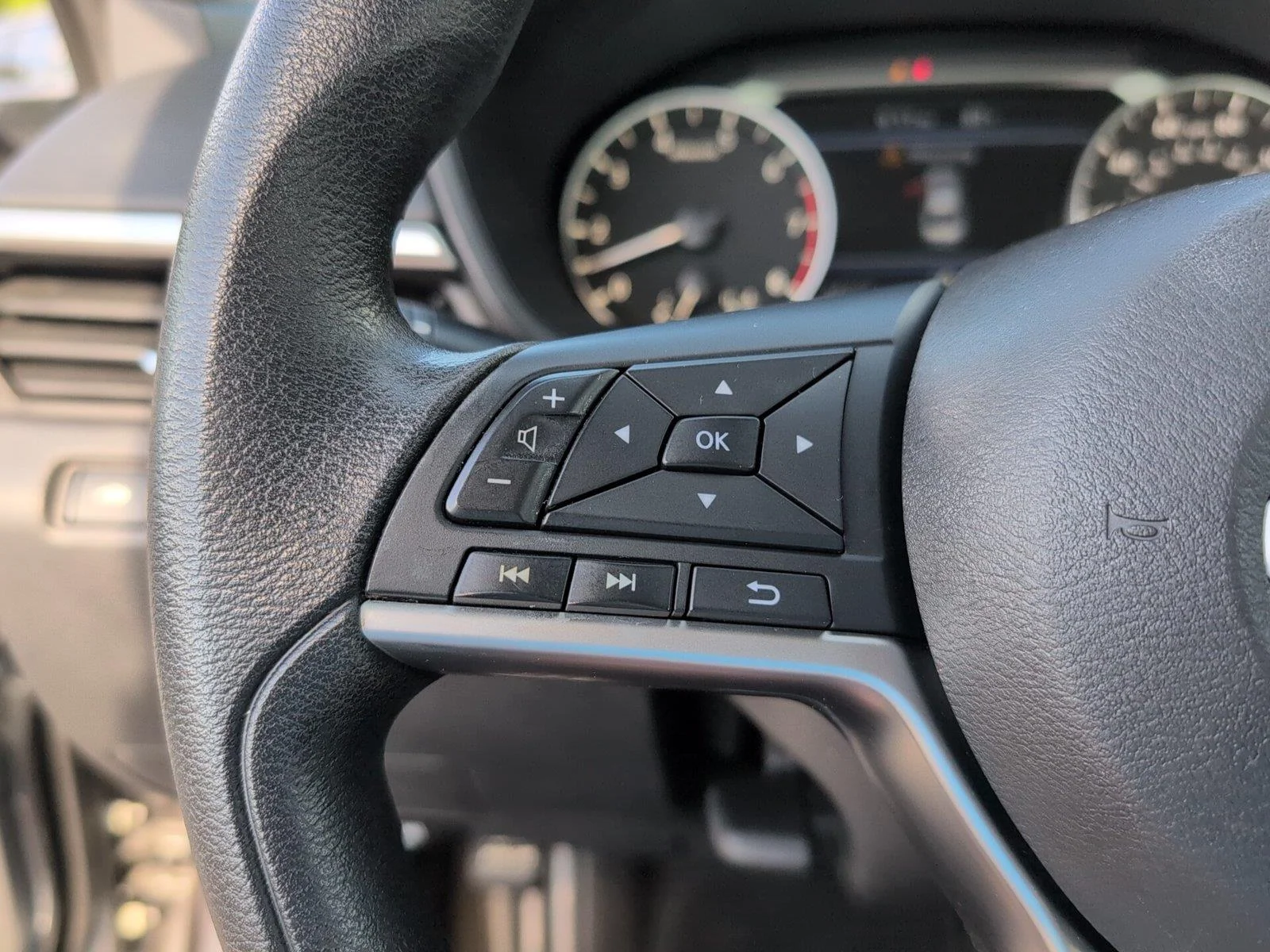 Used 2022 Gun Metallic Nissan 2.5 SV image 27