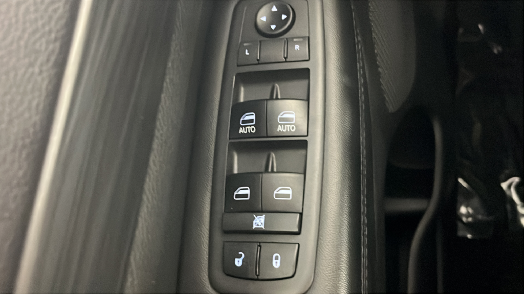 Used 2019 White/off-white Jeep Altitude image 28