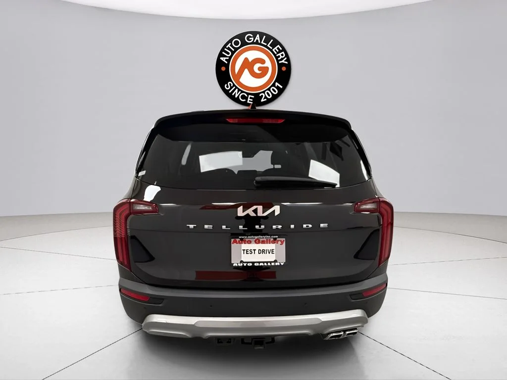 Used 2022 Black Kia EX image 4