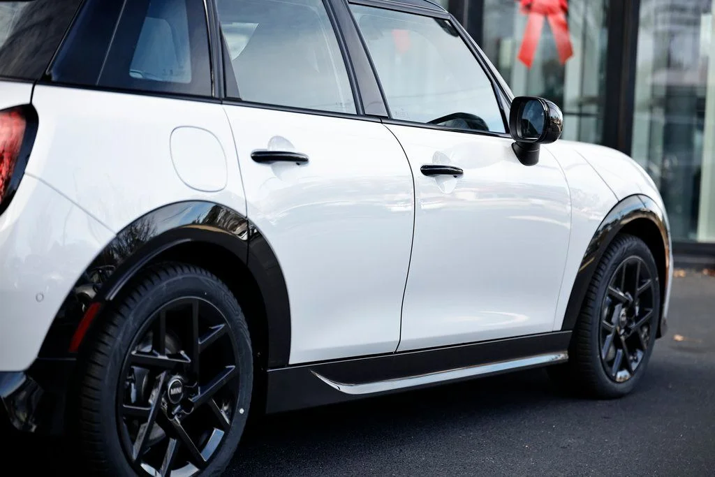 New 2026 White Metallic MINI Iconic image 8