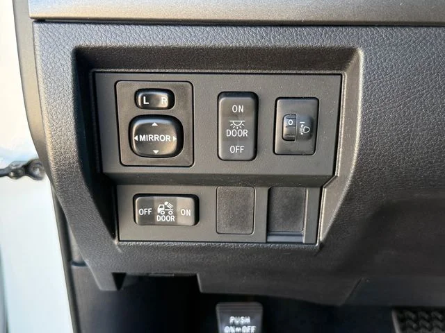 Used 2014 Super White Toyota SR5 image 24