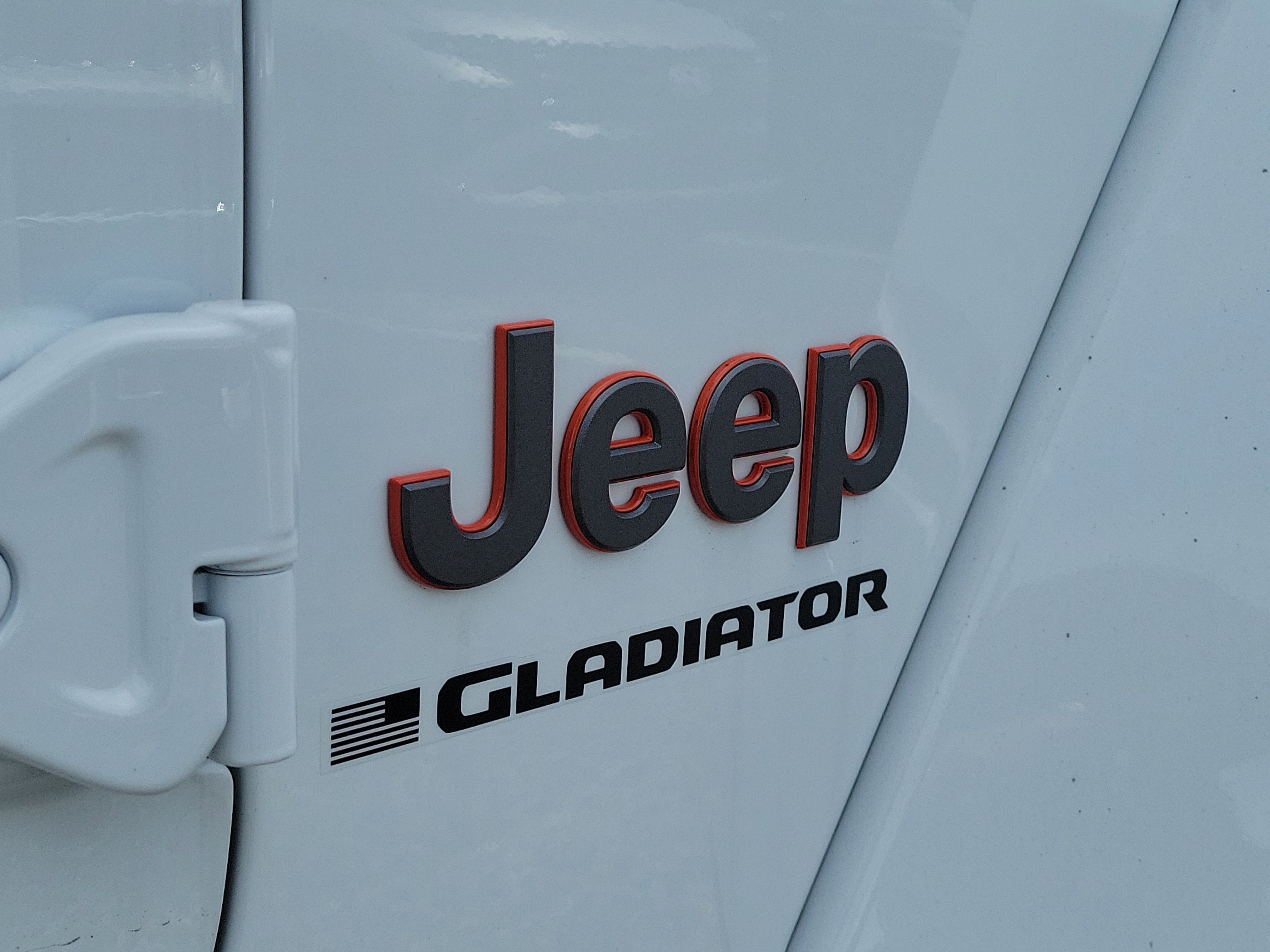 New 2026 Bright White Clear-Coat Exterior Paint Jeep Mojave X image 6