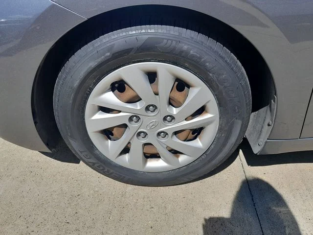 Used 2019 Gray Hyundai SE image 9