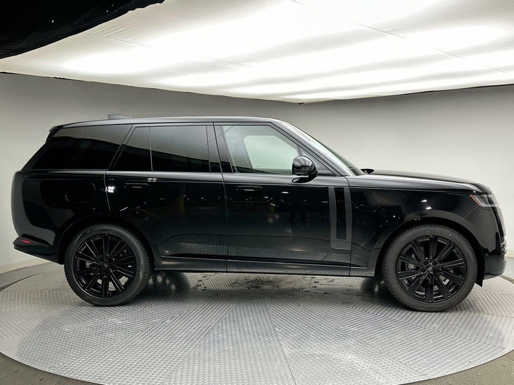 New 2027 Santorini Black Land Rover SE image 4