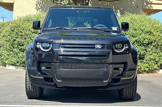 New 2026 Santorini Black Land Rover X-Dynamic SE image 8