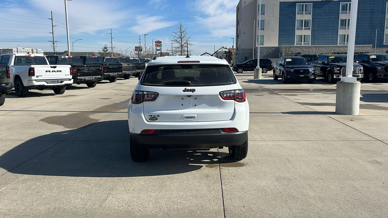 New 2026 Bright White Clear-Coat Exterior Paint Jeep Latitude image 7