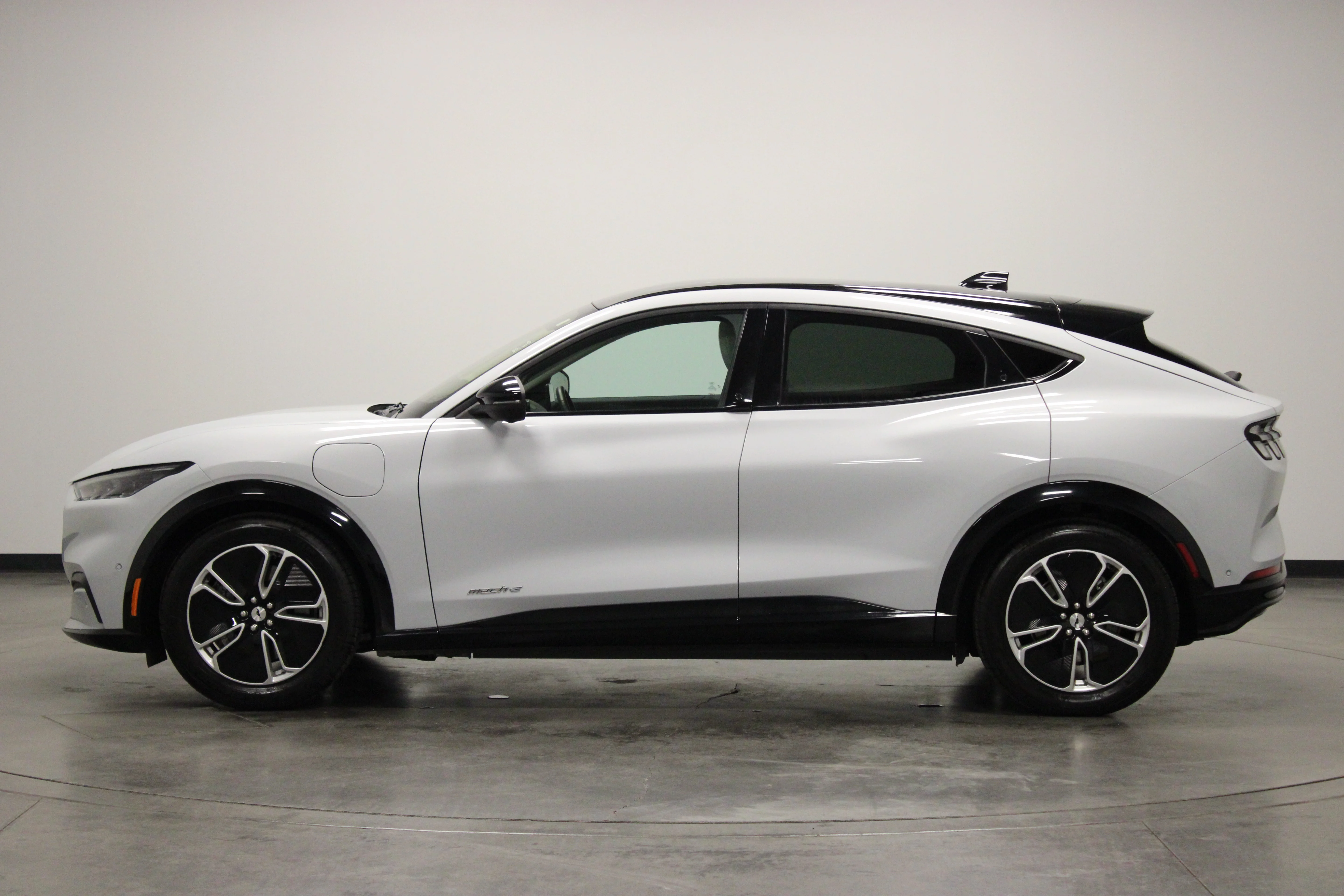 Used 2023 White Metallic Ford Premium image 5