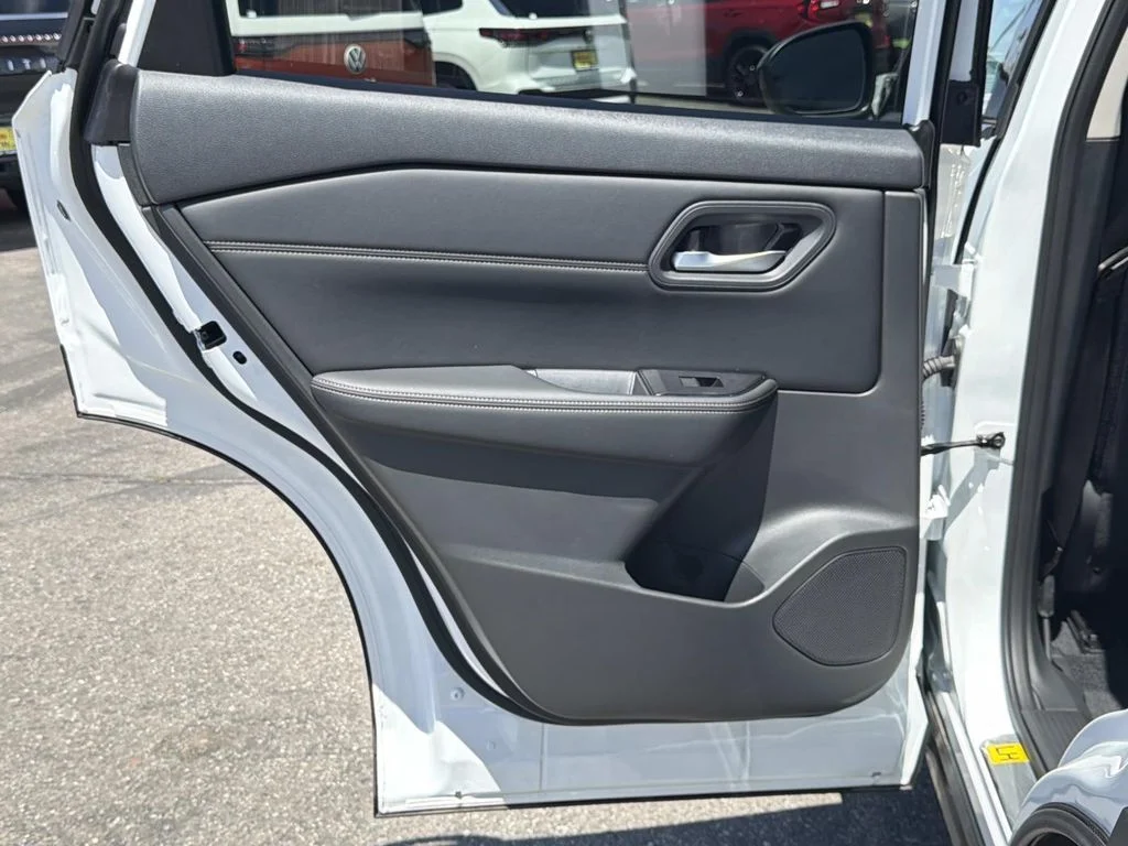 New 2026 Everest White Pearl Tricoat Nissan Dark Armor image 23