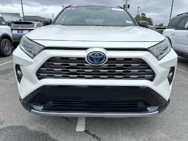 Used 2019 White Toyota XSE image 9