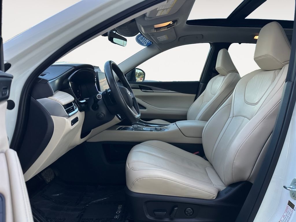Used 2023 White INFINITI LUXE image 9