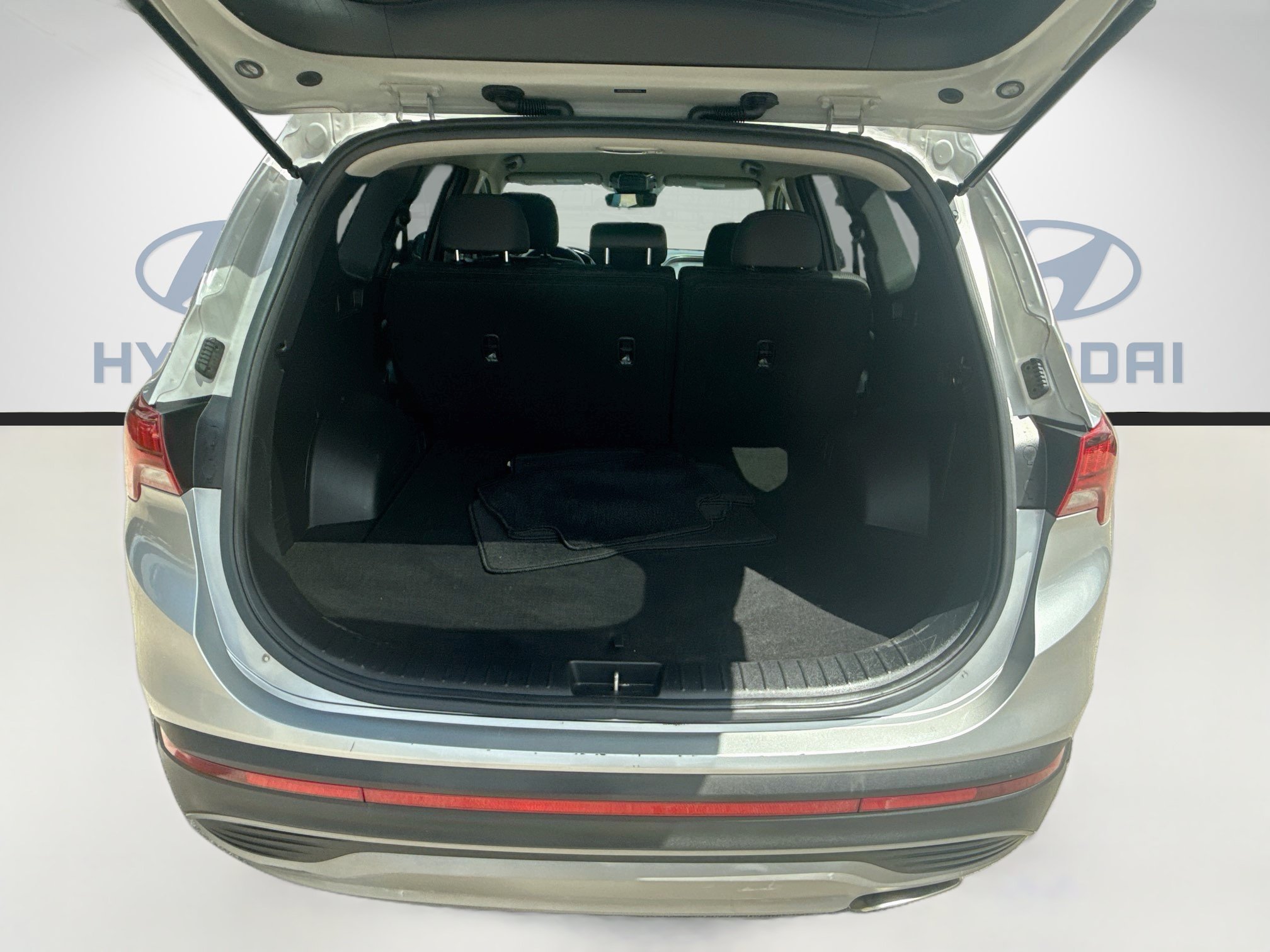 Used 2021 Shimmering Silver Hyundai SE image 24