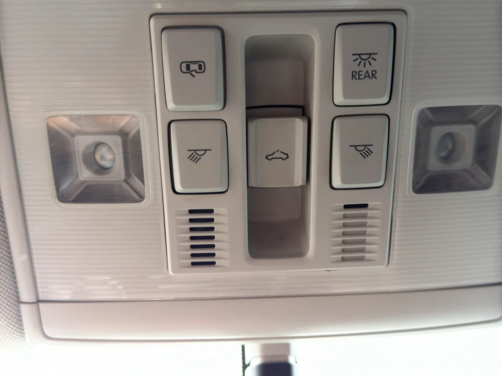 Used 2020 White Volkswagen SE image 30