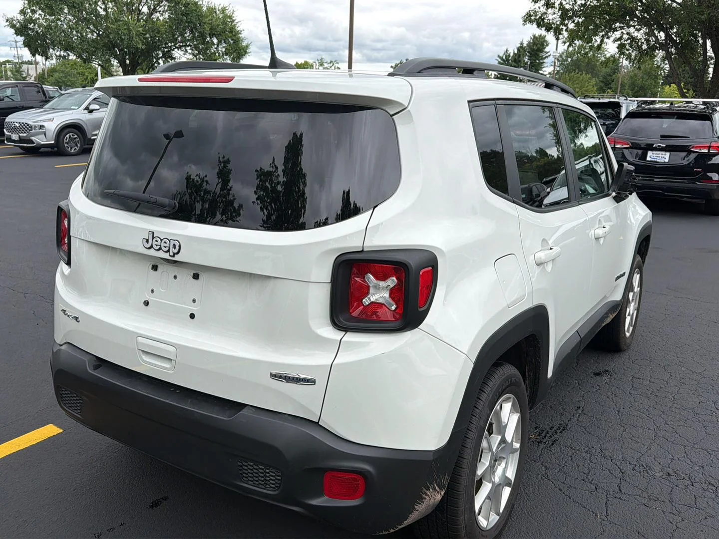 Used 2022 Alpine White Clearcoat Jeep Latitude image 6