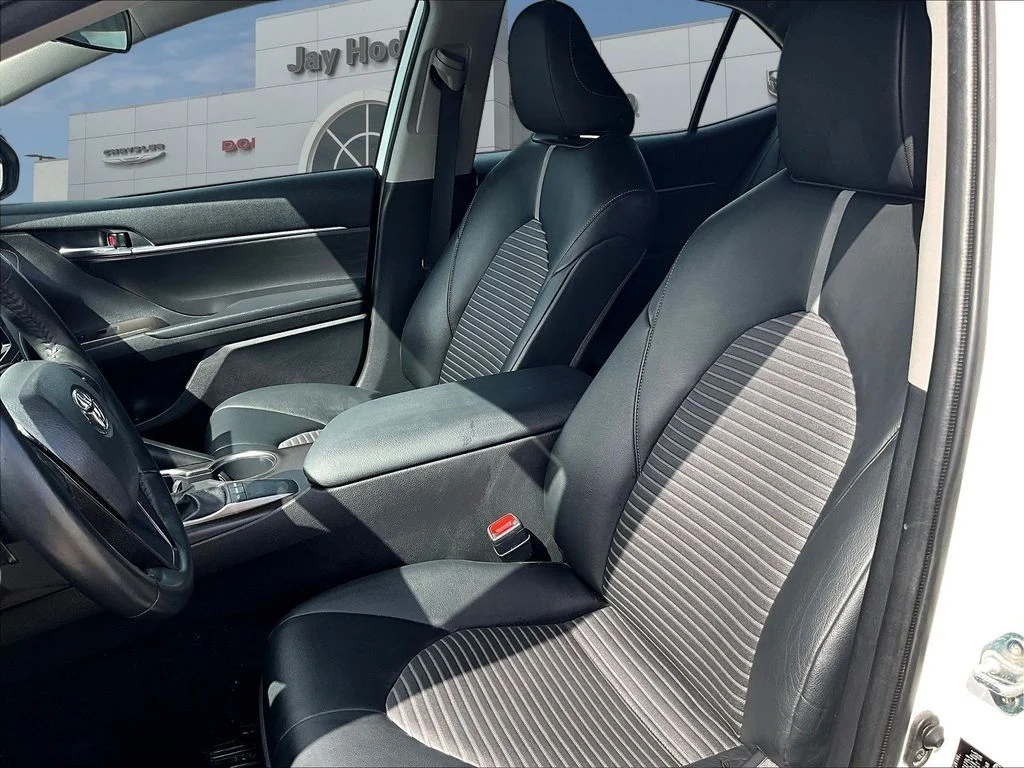 Used 2022 White Toyota SE Nightshade image 23