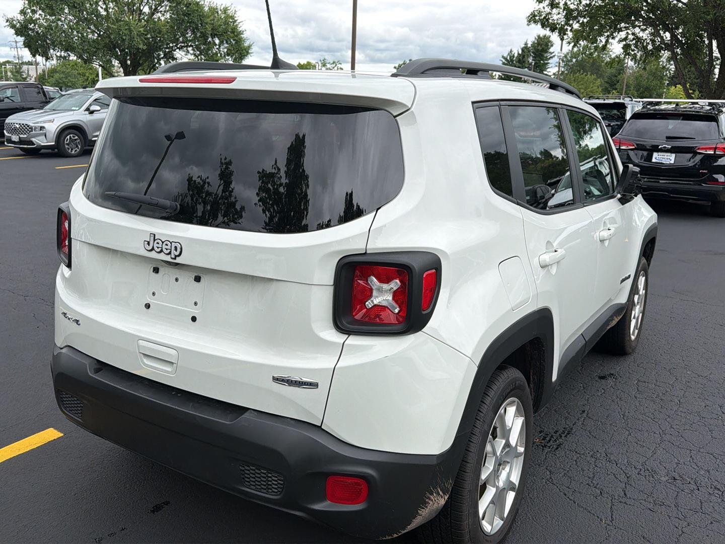 Used 2022 Alpine White Clearcoat Jeep Latitude image 6