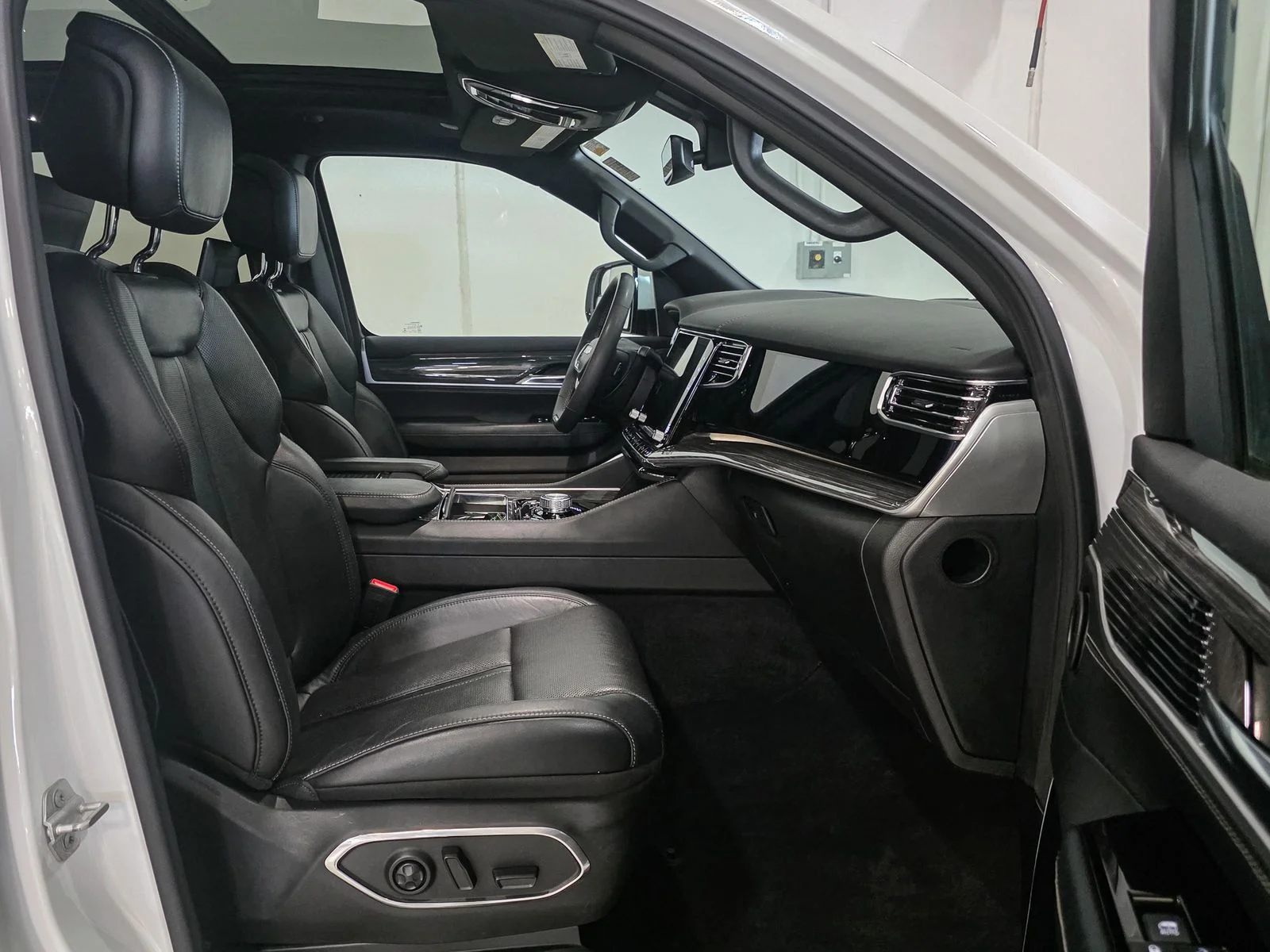 Used 2022 White Jeep Series III image 20
