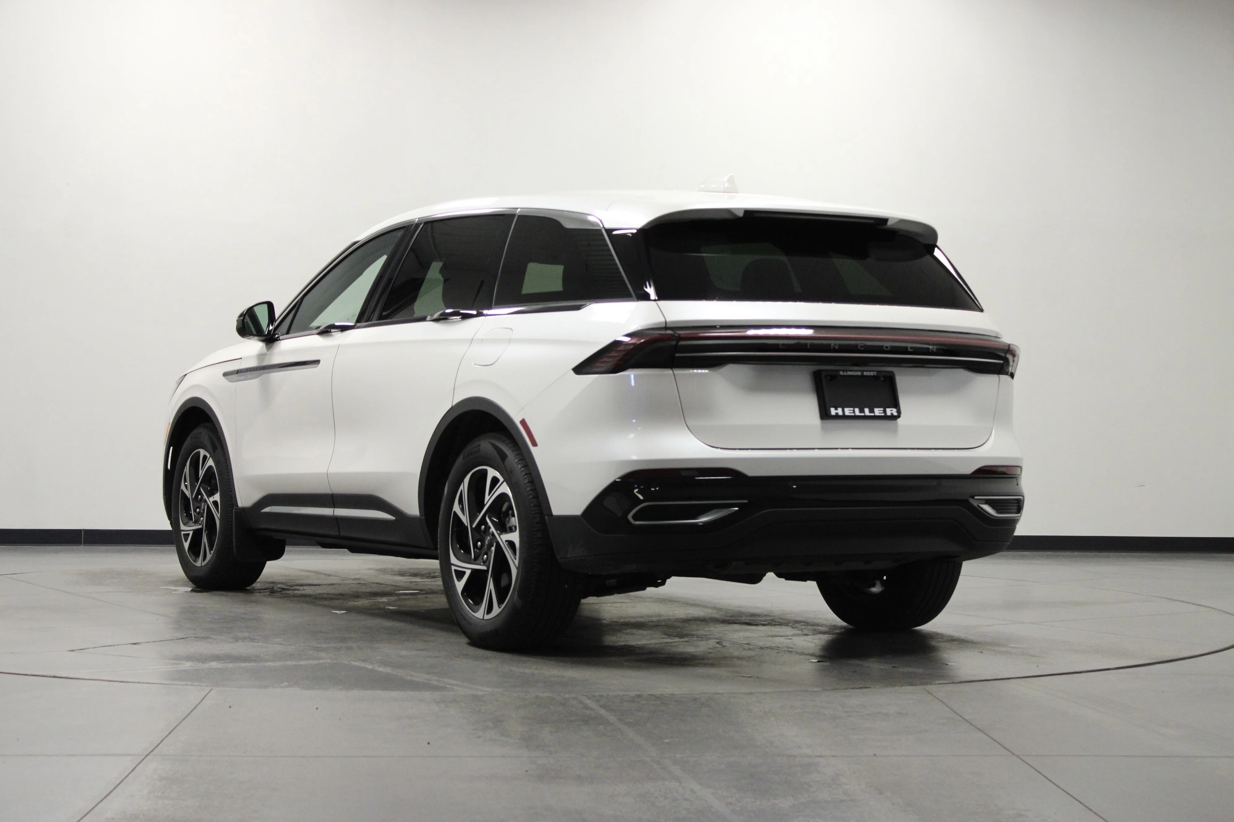 Used 2025 White Platinum Clearcoat Metallic Lincoln Premiere image 6