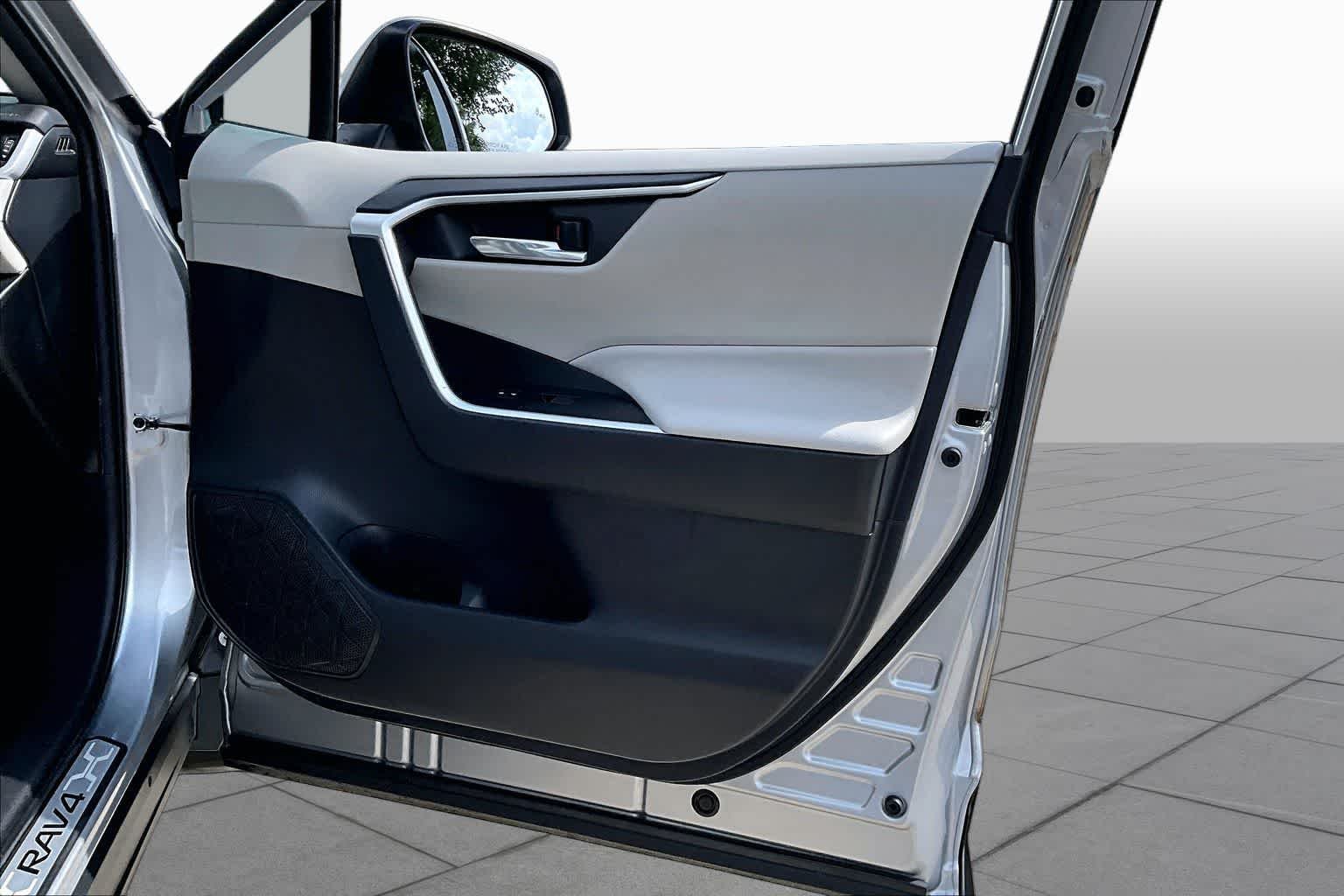 Used 2021 Silver Sky Metallic Toyota XLE Premium image 20