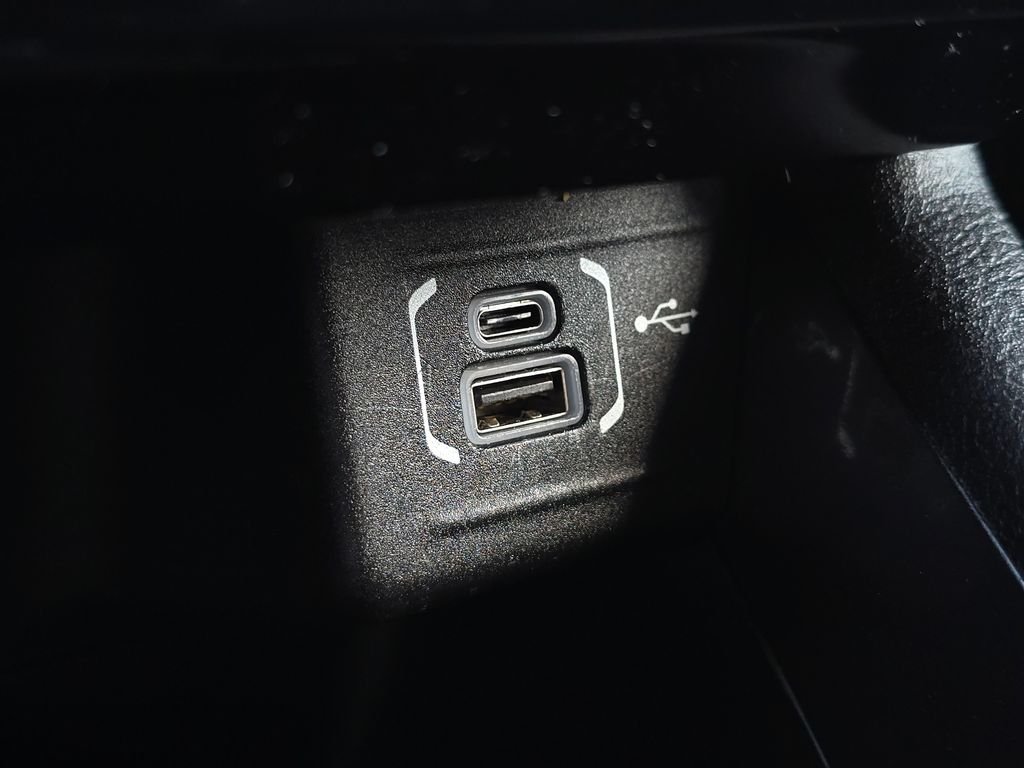 Used 2023 Black Jeep Latitude Lux image 33